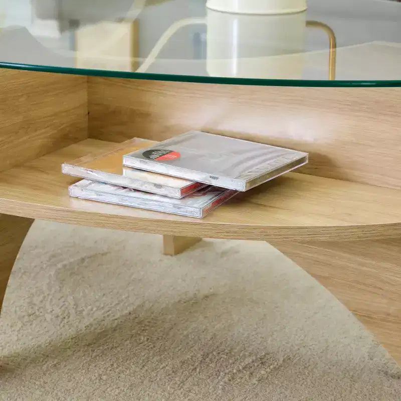Runder Couchtisch aus Glas, ovaler Cocktailtisch, ovaler Mitteltisch, Akzenttisch, Sofatisch mit diagonal angeordnetem fächerförmigem Ablagebein, Walnuss/Natur