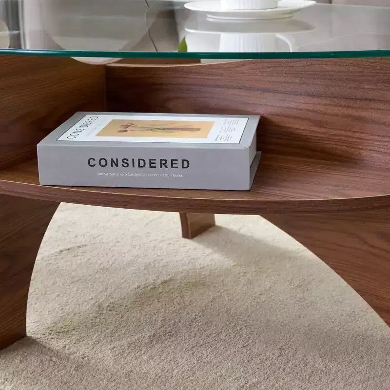 Runder Couchtisch aus Glas, ovaler Cocktailtisch, ovaler Mitteltisch, Akzenttisch, Sofatisch mit diagonal angeordnetem fächerförmigem Ablagebein, Walnuss/Natur