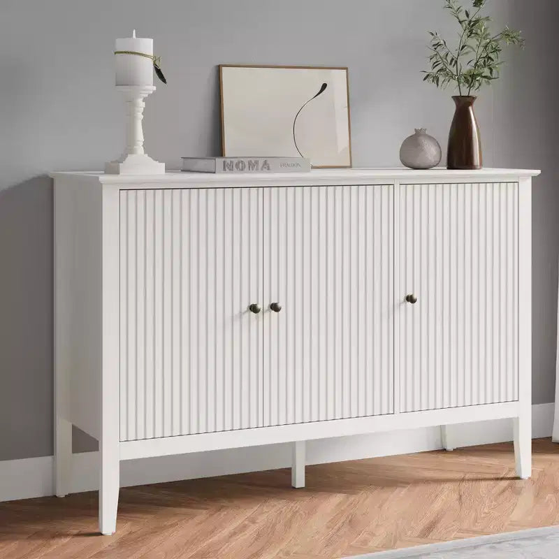 Geriffelter Schrank mit 3 Türen, modernes weißes Buffet mit verstellbaren Böden und Metallknöpfen, Sideboard, Kaffeebar-Schrank, Aufbewahrungsschrank, Weiß