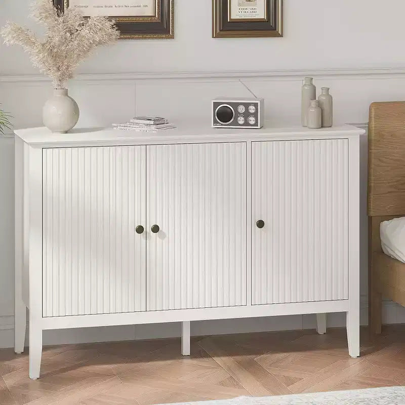 Geriffelter Schrank mit 3 Türen, modernes weißes Buffet mit verstellbaren Böden und Metallknöpfen, Sideboard, Kaffeebar-Schrank, Aufbewahrungsschrank, Weiß