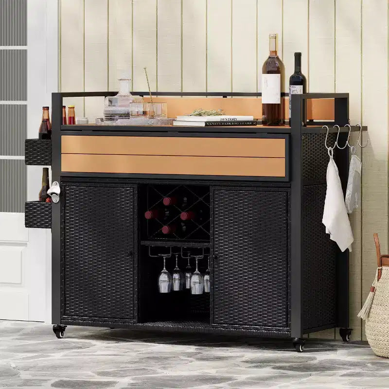 52.8-Zoll-Outdoor-BBQ-Wagen aus Korbgeflecht (mit verlängerter Arbeitsplatte) – tragbare Kücheninsel mit viel Stauraum, Gewürzregal und feststellbaren Rollen