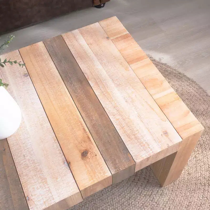Moderner rechteckiger Couchtisch aus Holz im rustikalen Stil mit Lattenrost-Design
