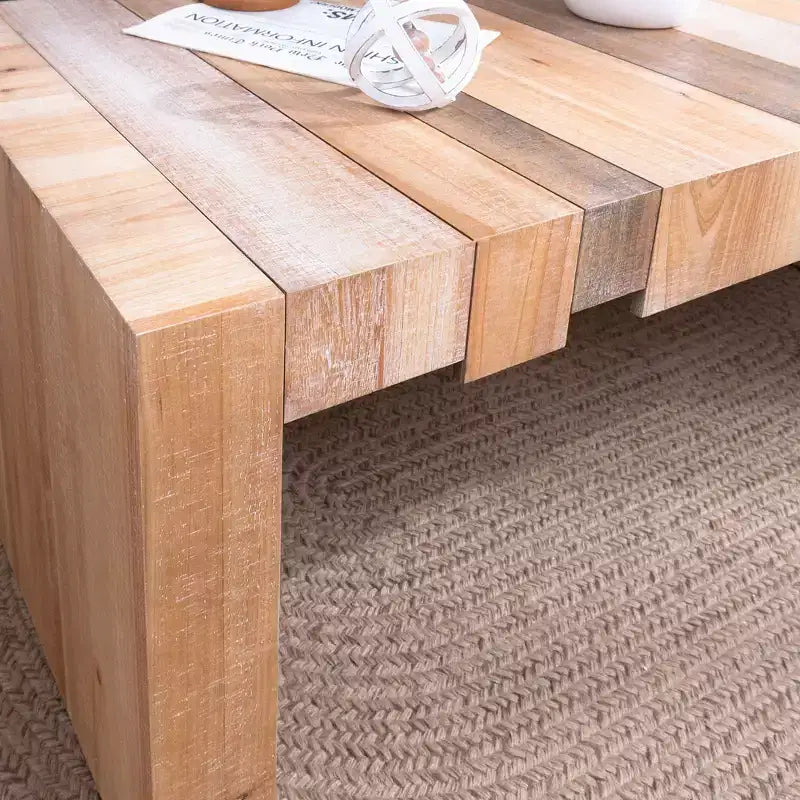 Moderner rechteckiger Couchtisch aus Holz im rustikalen Stil mit Lattenrost-Design
