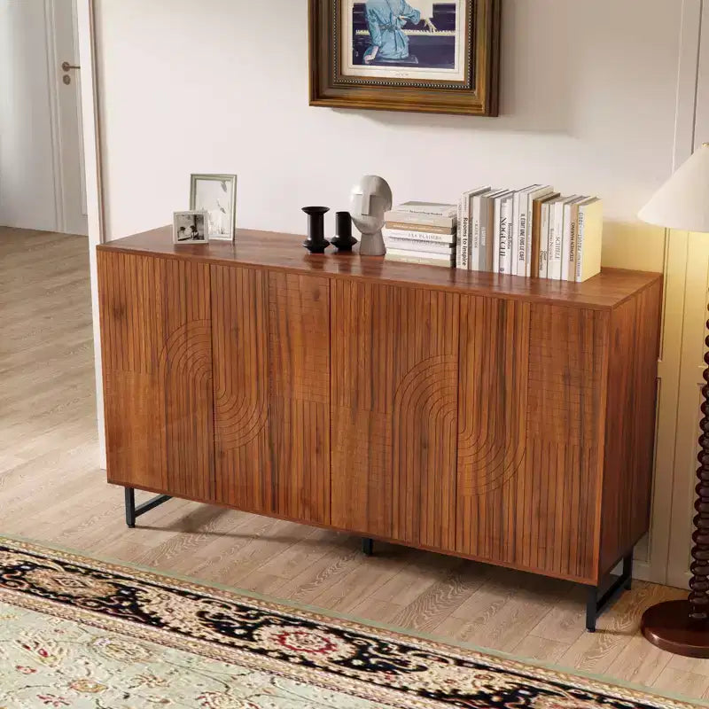 Hochwertiges Sideboard aus Walnussholz im Mid-Century-Stil mit geometrisch geschnitzten Türen