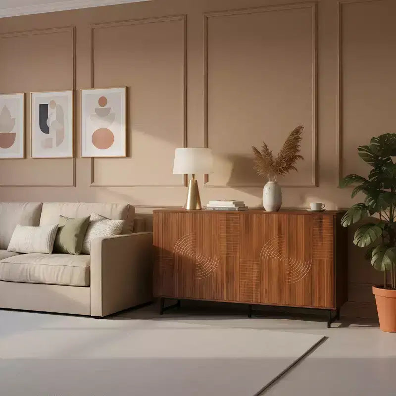 Hochwertiges Sideboard aus Walnussholz im Mid-Century-Stil mit geometrisch geschnitzten Türen