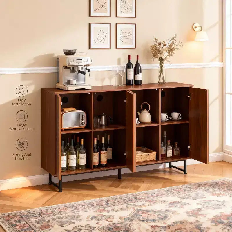 Hochwertiges Sideboard aus Walnussholz im Mid-Century-Stil mit geometrisch geschnitzten Türen