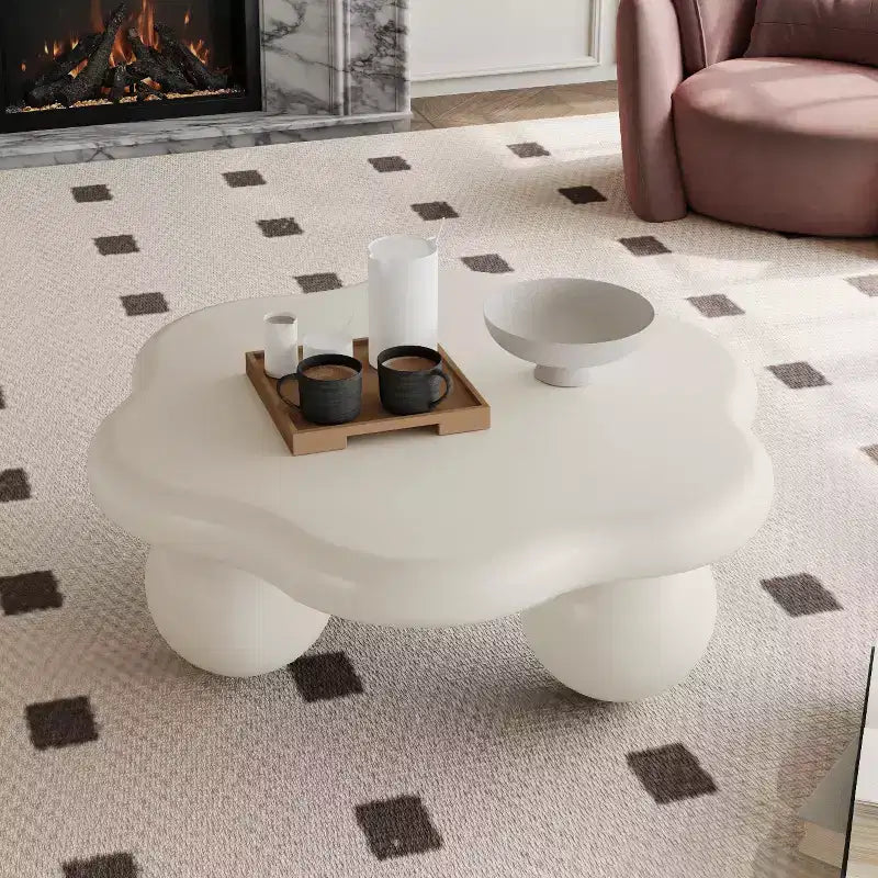 Mesa de centro moderna y minimalista de 35 pulgadas con forma de pétalo y patas esféricas; ideal para ahorrar espacio en salas de estar de apartamentos pequeños, blanco crema
