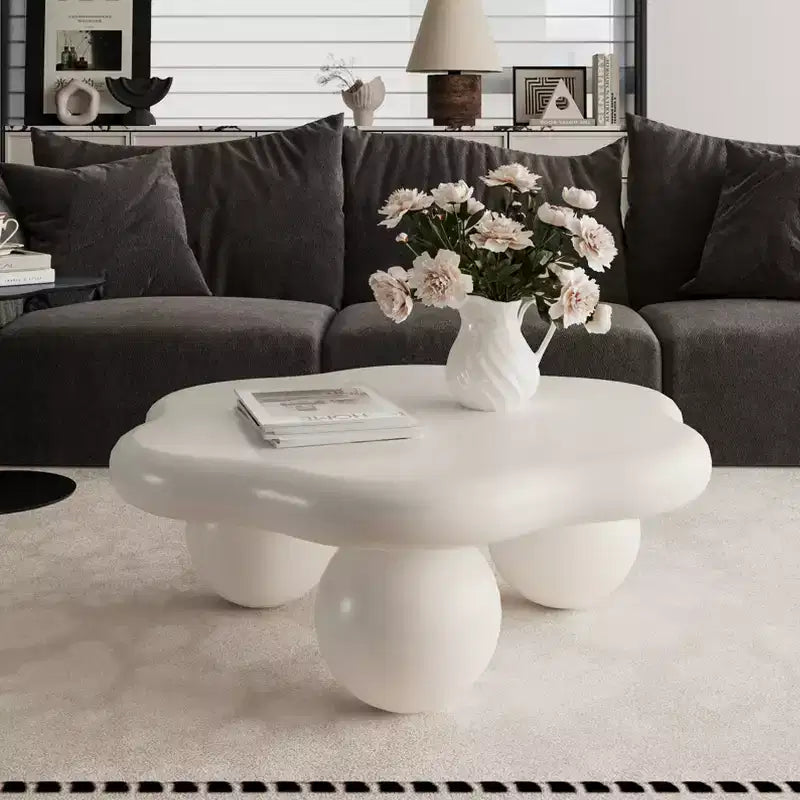 Mesa de centro moderna y minimalista de 35 pulgadas con forma de pétalo y patas esféricas; ideal para ahorrar espacio en salas de estar de apartamentos pequeños, blanco crema