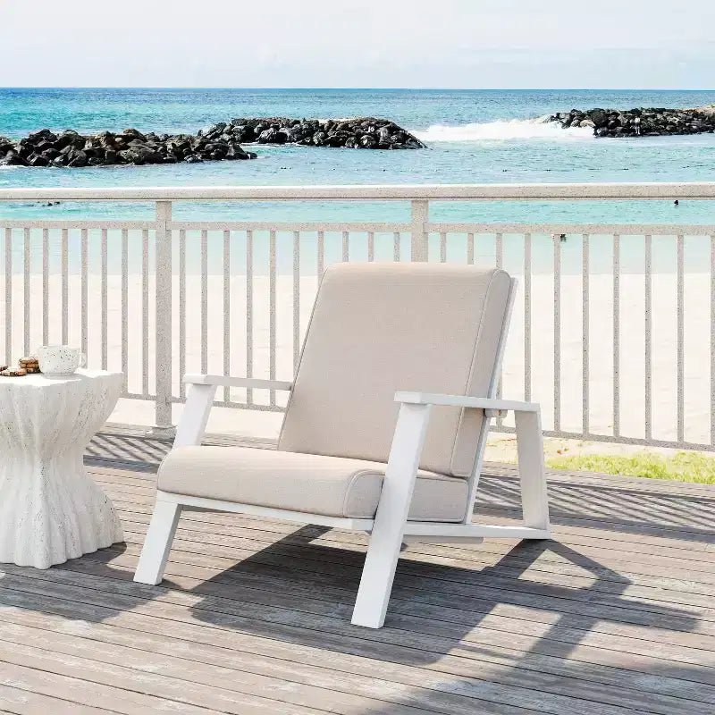 Outdoor-Loungesessel mit Kissen, moderner Gartenstuhl mit Armlehnen und stabilem Gestell, bequemer Akzentstuhl für Terrasse, Garten, Balkon