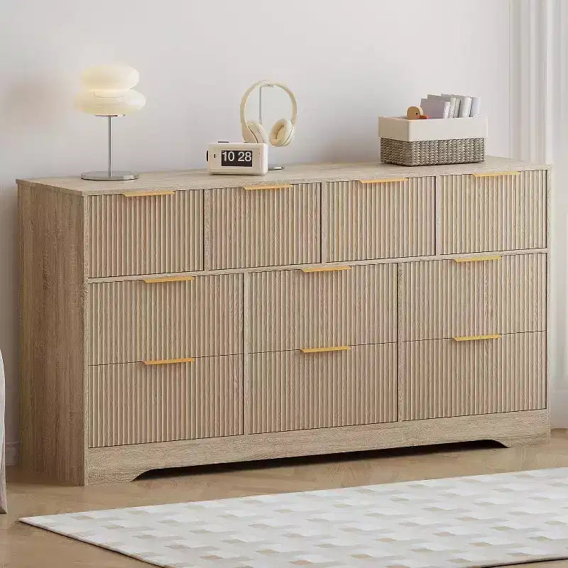 Moderne Kommode mit 10 geriffelten Schubladen, eleganten Metallgriffen, kippsicherer Aufbewahrungsorganizer für Schlafzimmer und Wohnzimmer